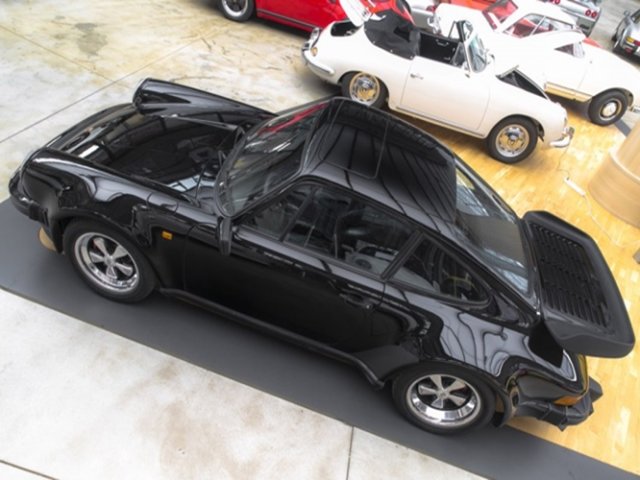 PORSCHE 930