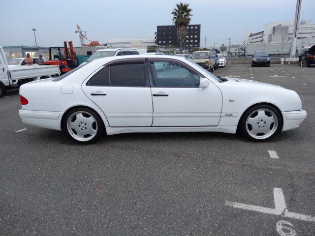 Mercedes-BenzE 55 AMG