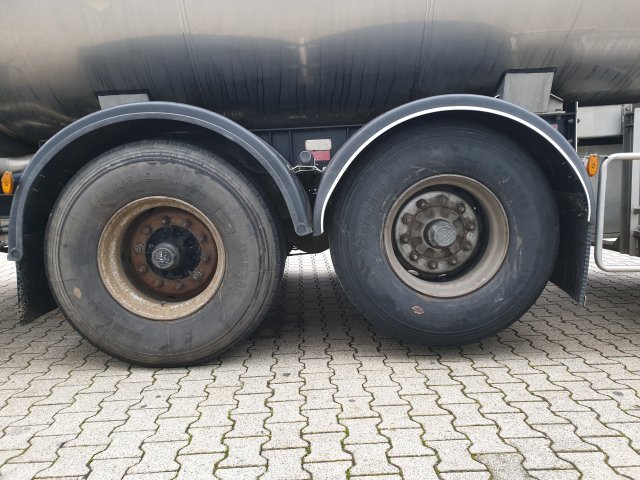 MAGYAR Andere