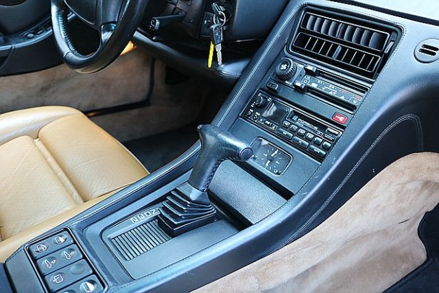 PORSCHE 928