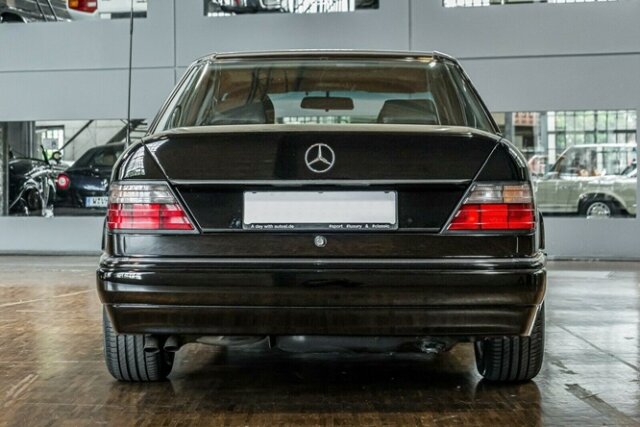 MERCEDES-BENZ E 500