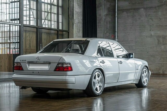 MERCEDES-BENZ E 500