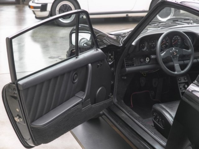 PORSCHE 930