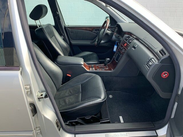 MERCEDES-BENZ E 320