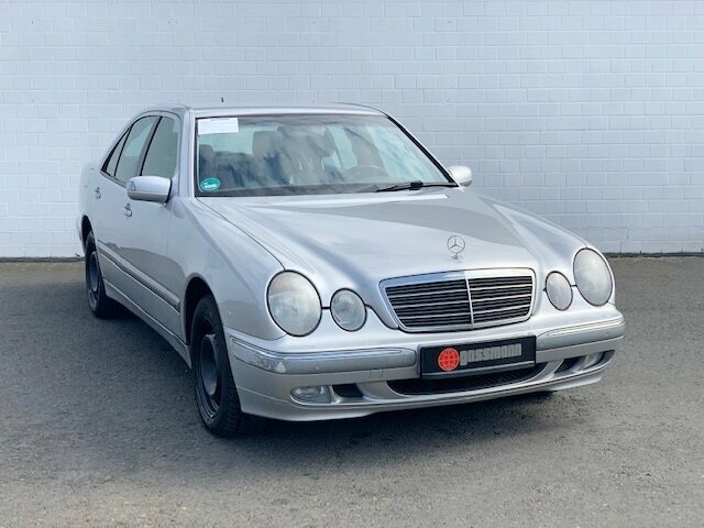 MERCEDES-BENZ E 320