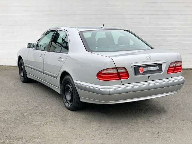 MERCEDES-BENZ E 320