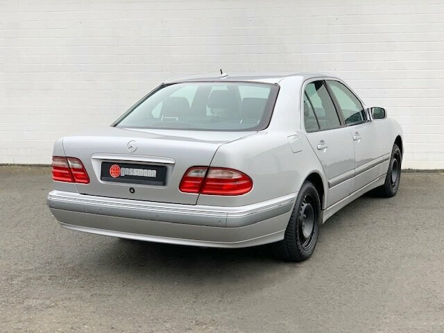 MERCEDES-BENZ E 320