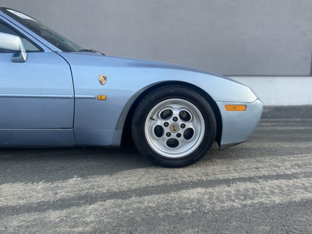 Porsche 944