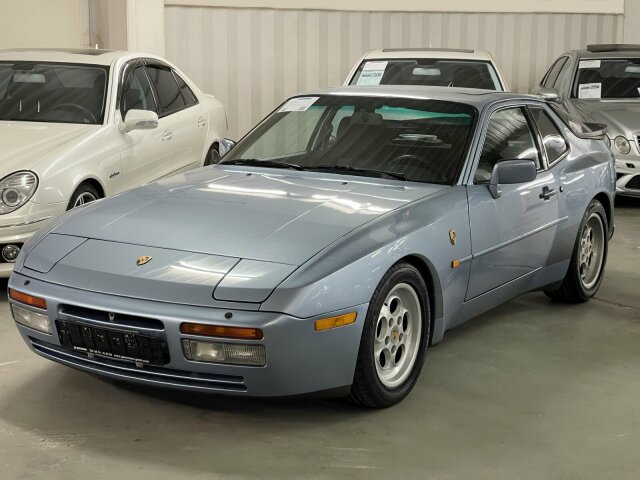Porsche 944