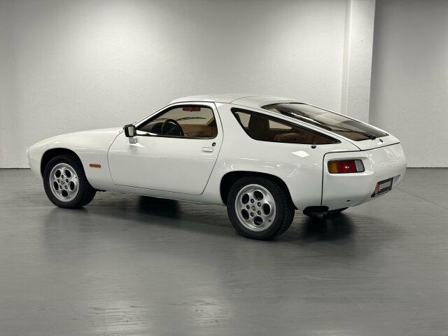 Porsche 928