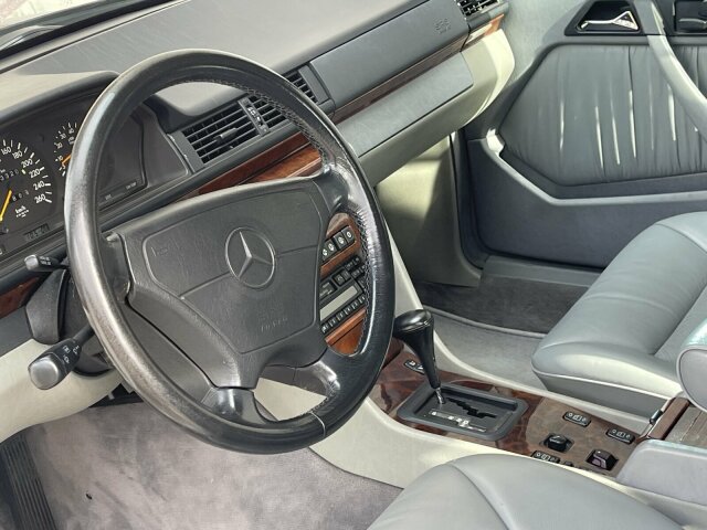 MERCEDES-BENZ E 320