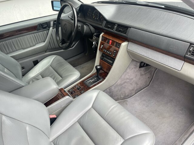 MERCEDES-BENZ E 320