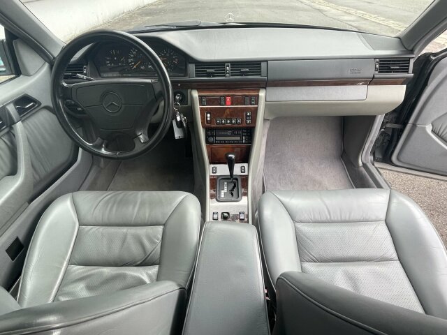 MERCEDES-BENZ E 320