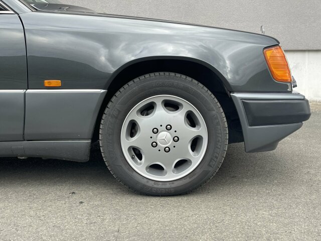 MERCEDES-BENZ E 320