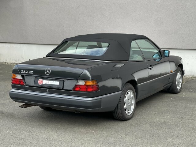 MERCEDES-BENZ E 320