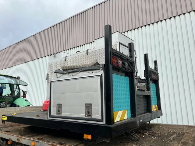 -Pritschenaufbau mit Staukästen