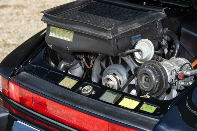 PORSCHE 930