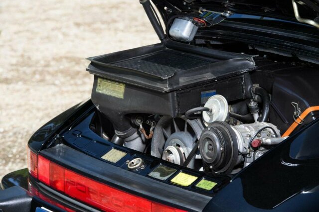 PORSCHE 930