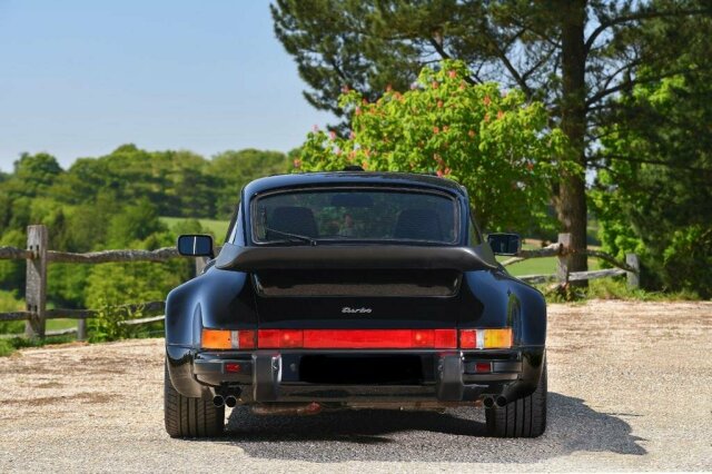PORSCHE 930