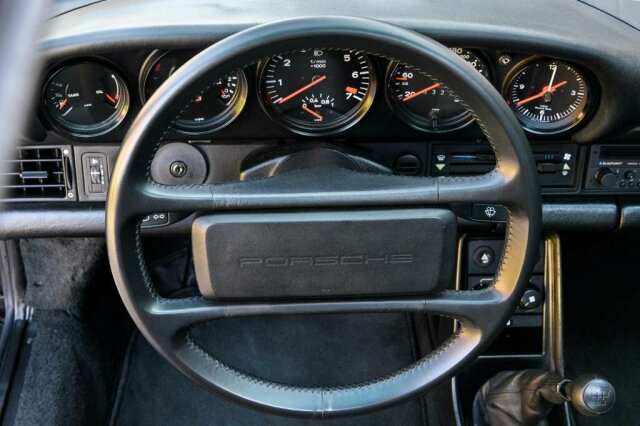 PORSCHE 930