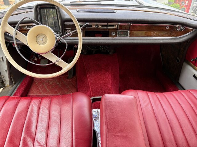 Mercedes-Benz 220