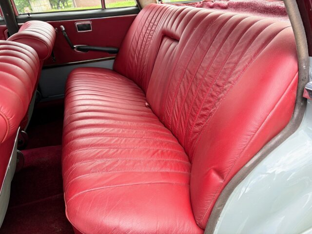 Mercedes-Benz 220