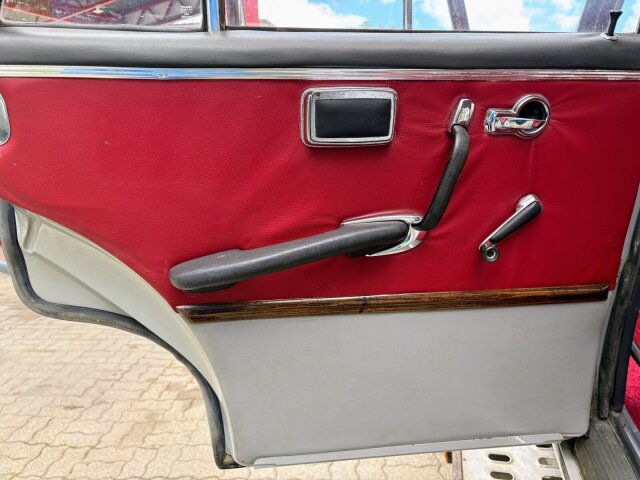 Mercedes-Benz 220