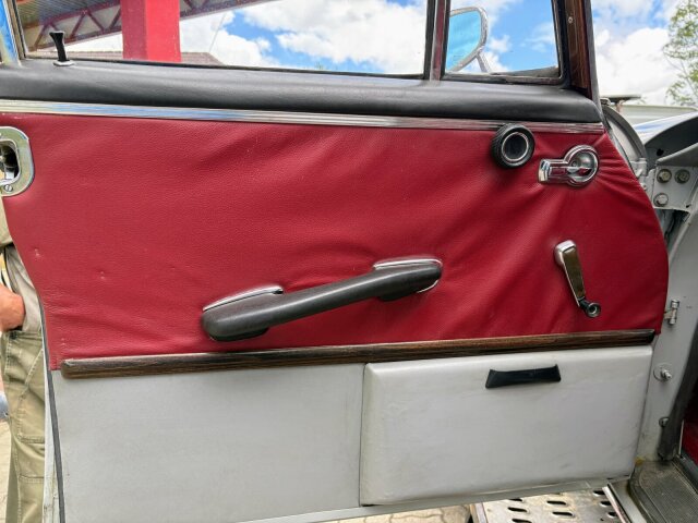 Mercedes-Benz 220