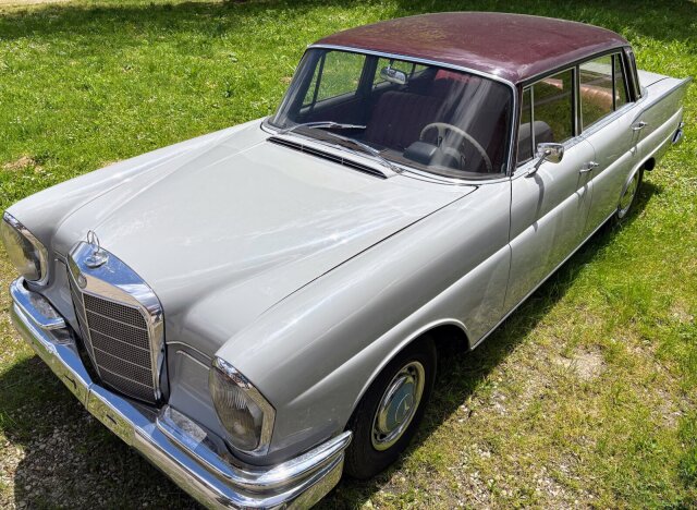 Mercedes-Benz 220