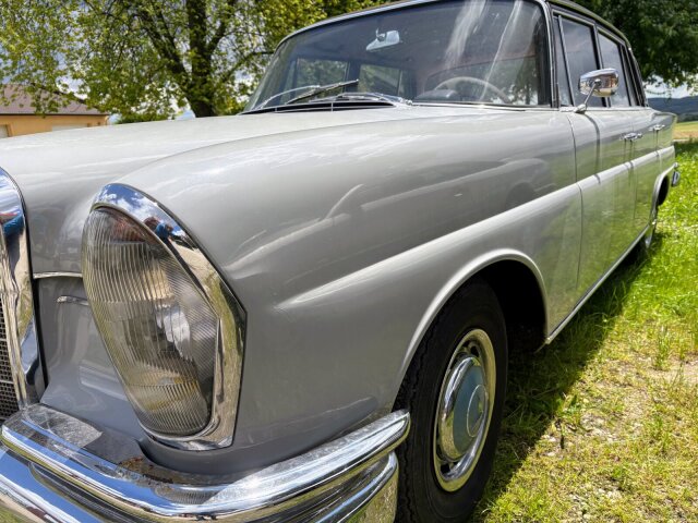 Mercedes-Benz 220