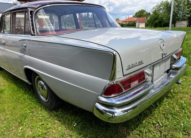 Mercedes-Benz 220