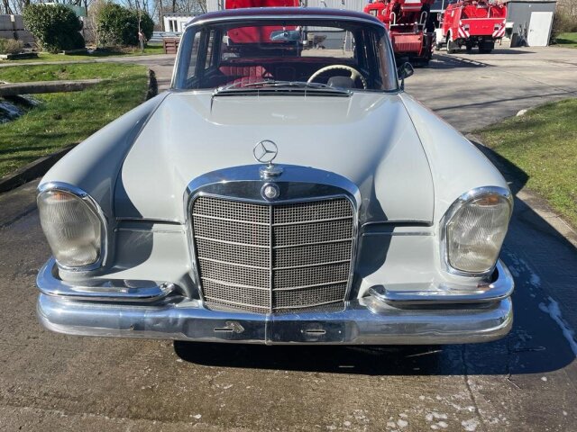 Mercedes-Benz 220