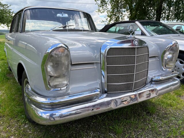 Mercedes-Benz 220