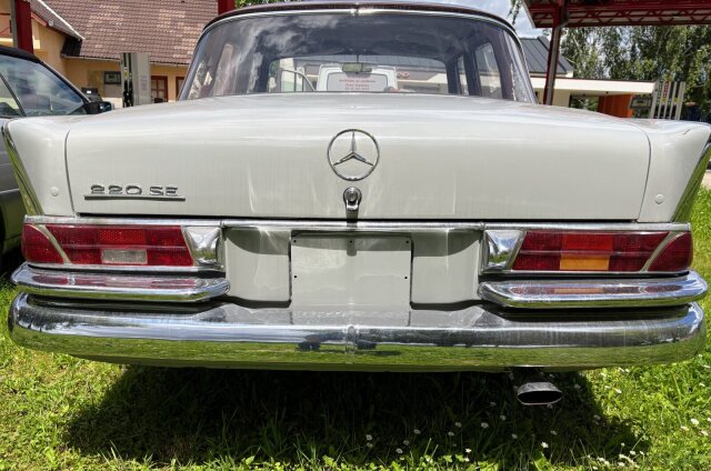 Mercedes-Benz 220