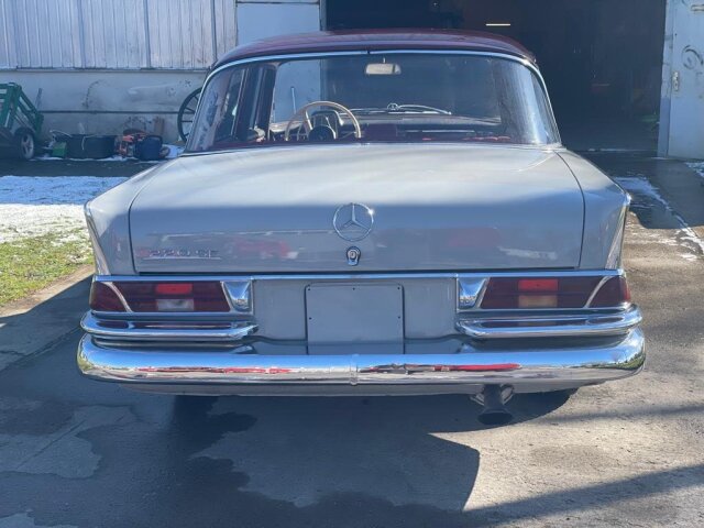 Mercedes-Benz 220