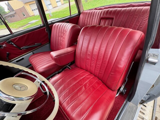 Mercedes-Benz 220