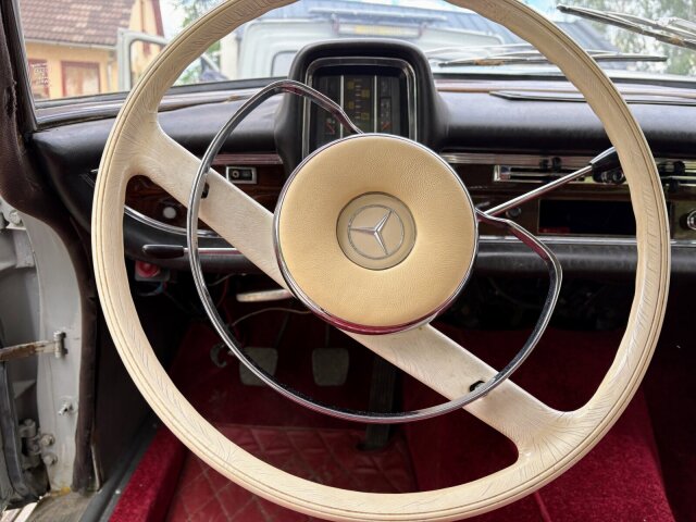Mercedes-Benz 220