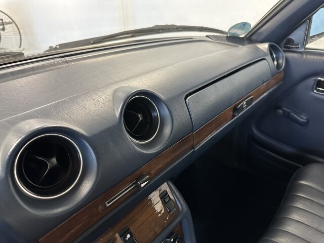 Mercedes-Benz 230