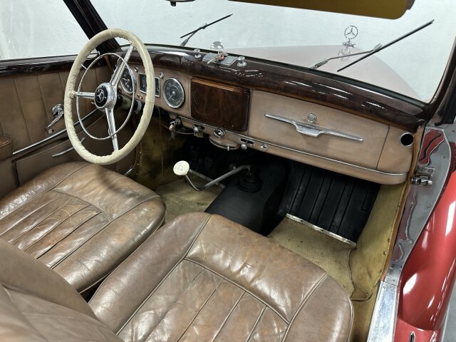 Mercedes-Benz 220
