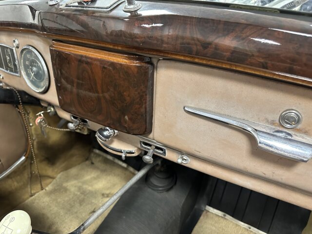 Mercedes-Benz 220