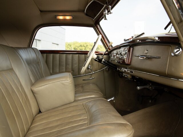 Mercedes-Benz 220