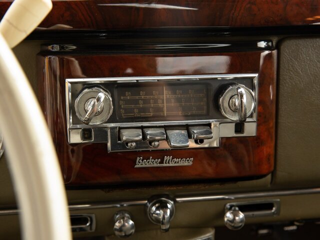 Mercedes-Benz 220