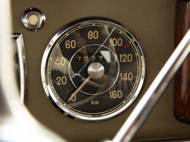 Mercedes-Benz 220