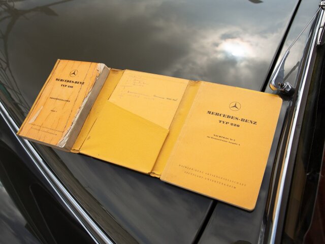 Mercedes-Benz 220
