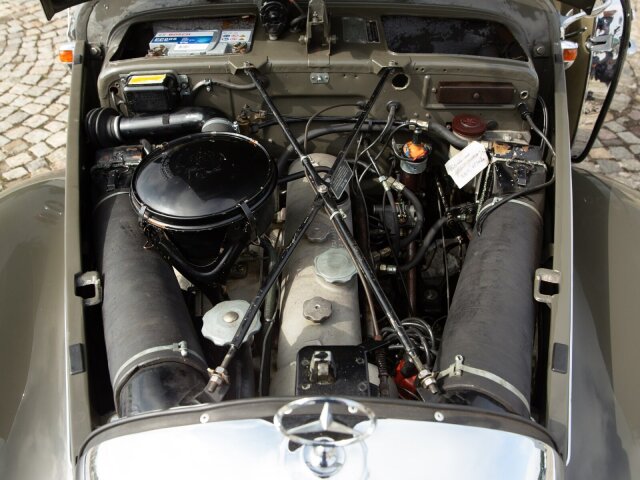 Mercedes-Benz 220