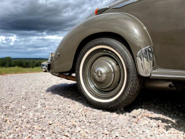 Mercedes-Benz 220