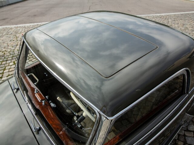 Mercedes-Benz 220