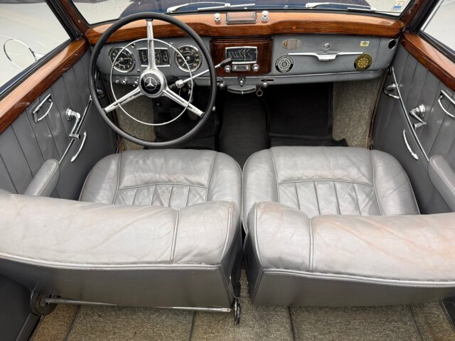 Mercedes-Benz 220
