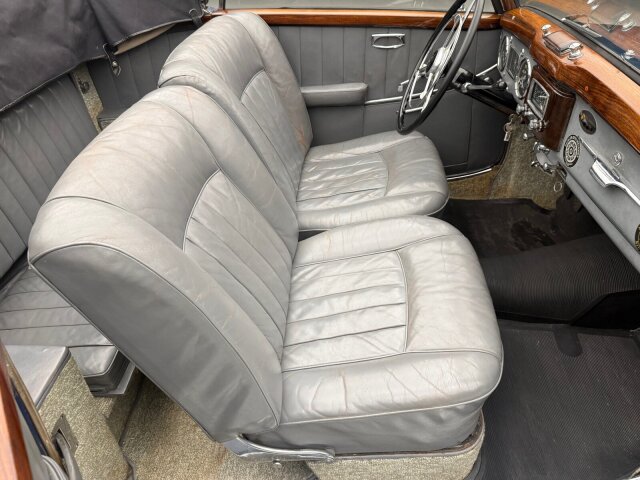 Mercedes-Benz 220