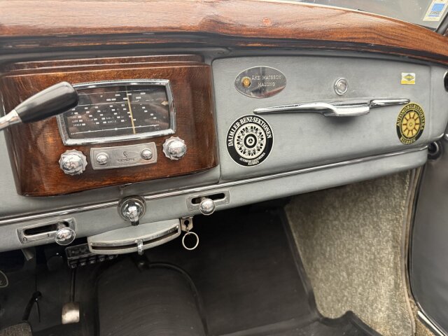 Mercedes-Benz 220